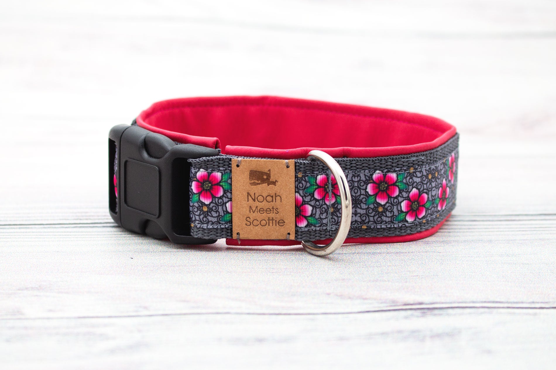 Detail Hundehalsband JENNY – dunkelgraues Design mit pinkfarbenen Blüten und fuchsia Kunstleder