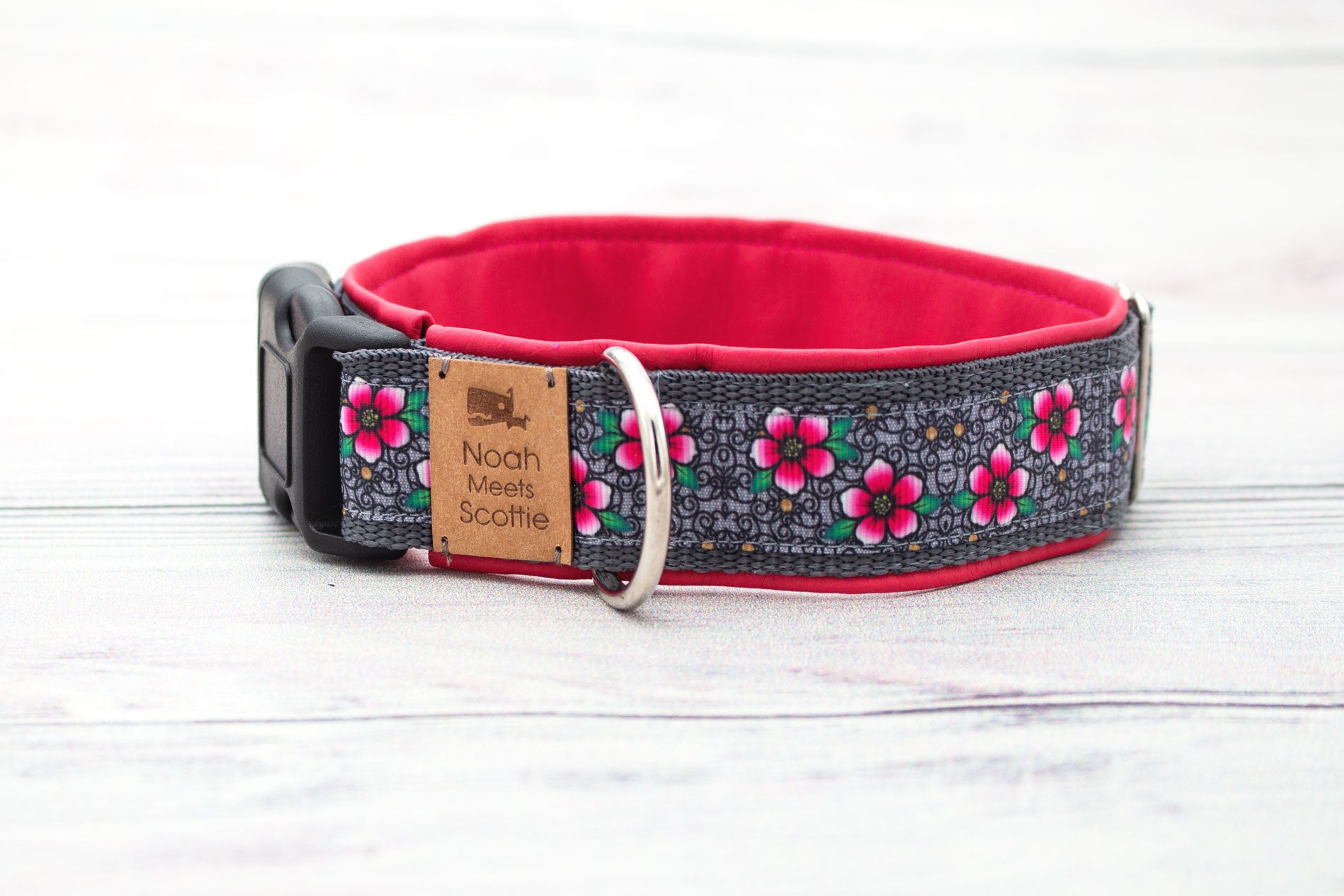 Hundehalsband JENNY – modernes Design mit pinken Blumen, verstellbar und stilvoll
