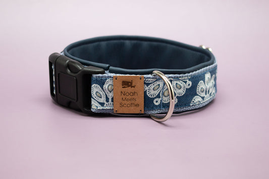 Gepolstertes Hundehalsband Juna, verstellbar, dunkelblau mit abstraktem Blumenmuster in Beige – Vorderansicht