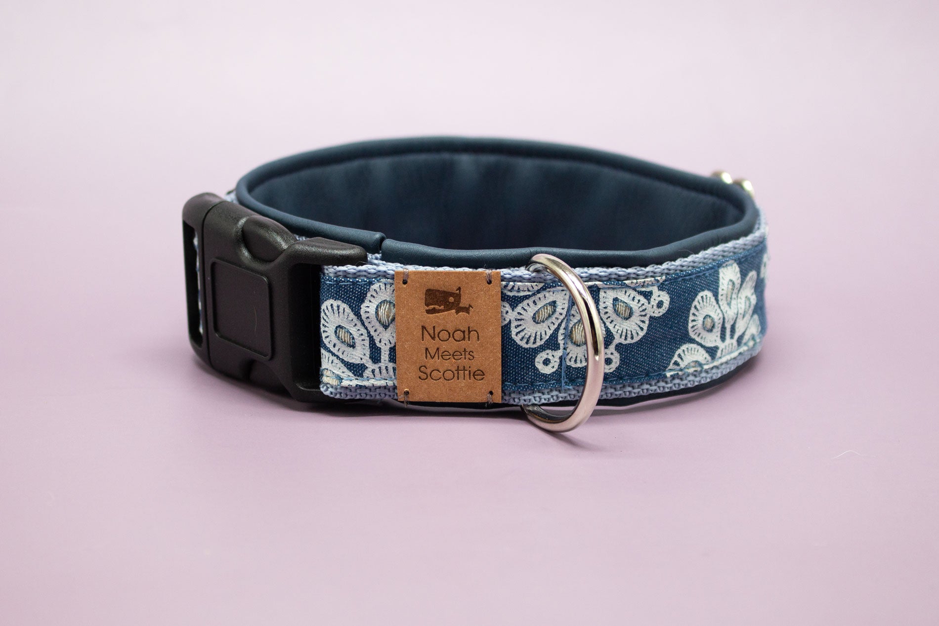 Detailansicht Hundehalsband Juna, gepolstert, dunkelblau mit abstraktem Blumenmuster in Beige
