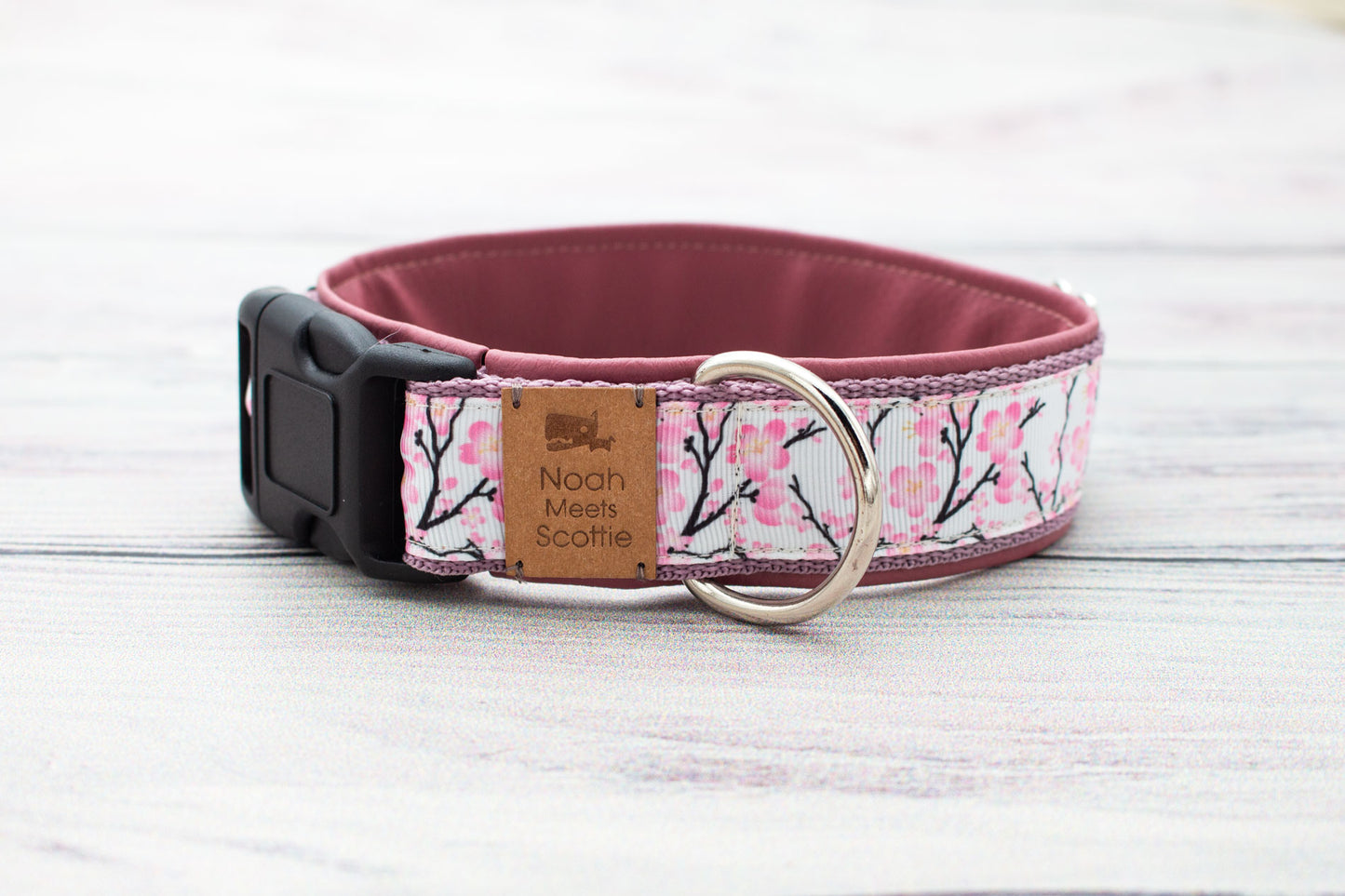Detailansicht Hundehalsband JUNE – weißes Stoffband mit Kirschblüten, altrosa gefüttert