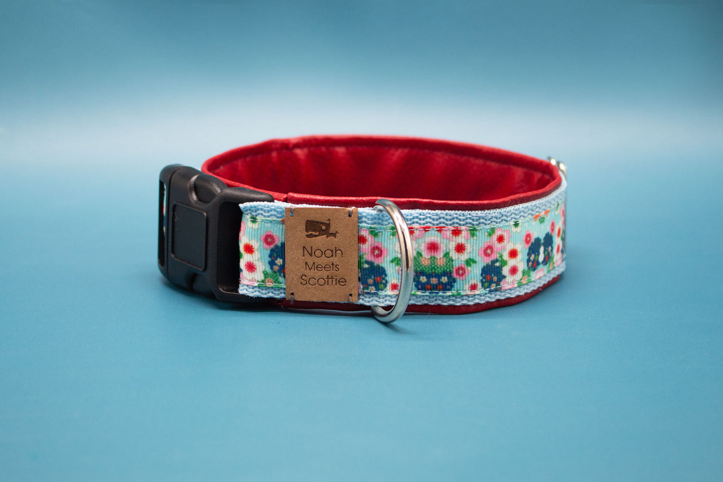 Gepolstertes Hundehalsband Kaida mit asiatischem Blumenmuster in Rosa, Dunkelblau, Hellblau – Seitenansicht