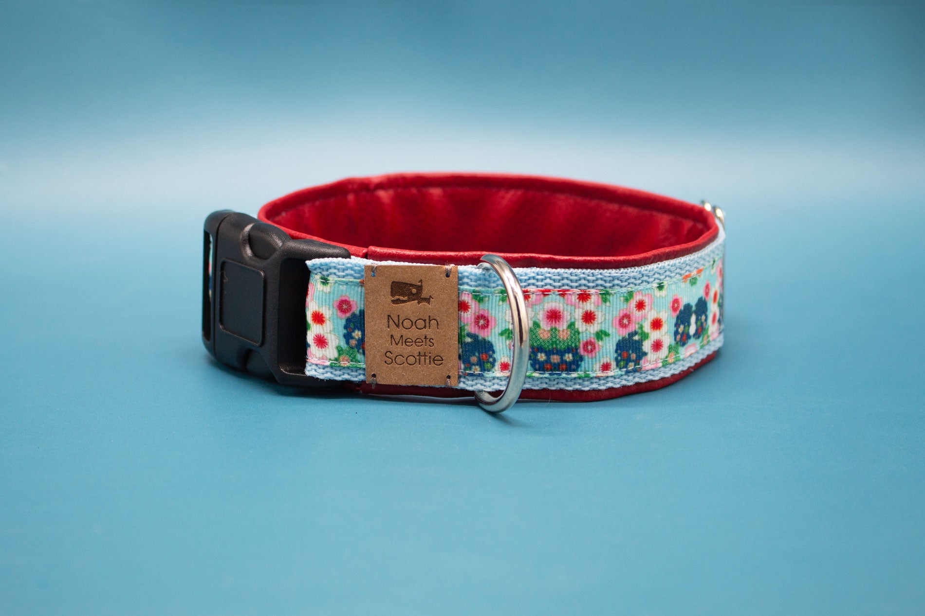 Gepolstertes Hundehalsband Kaida mit asiatischem Blumenmuster in Rosa, Dunkelblau, Hellblau – Seitenansicht