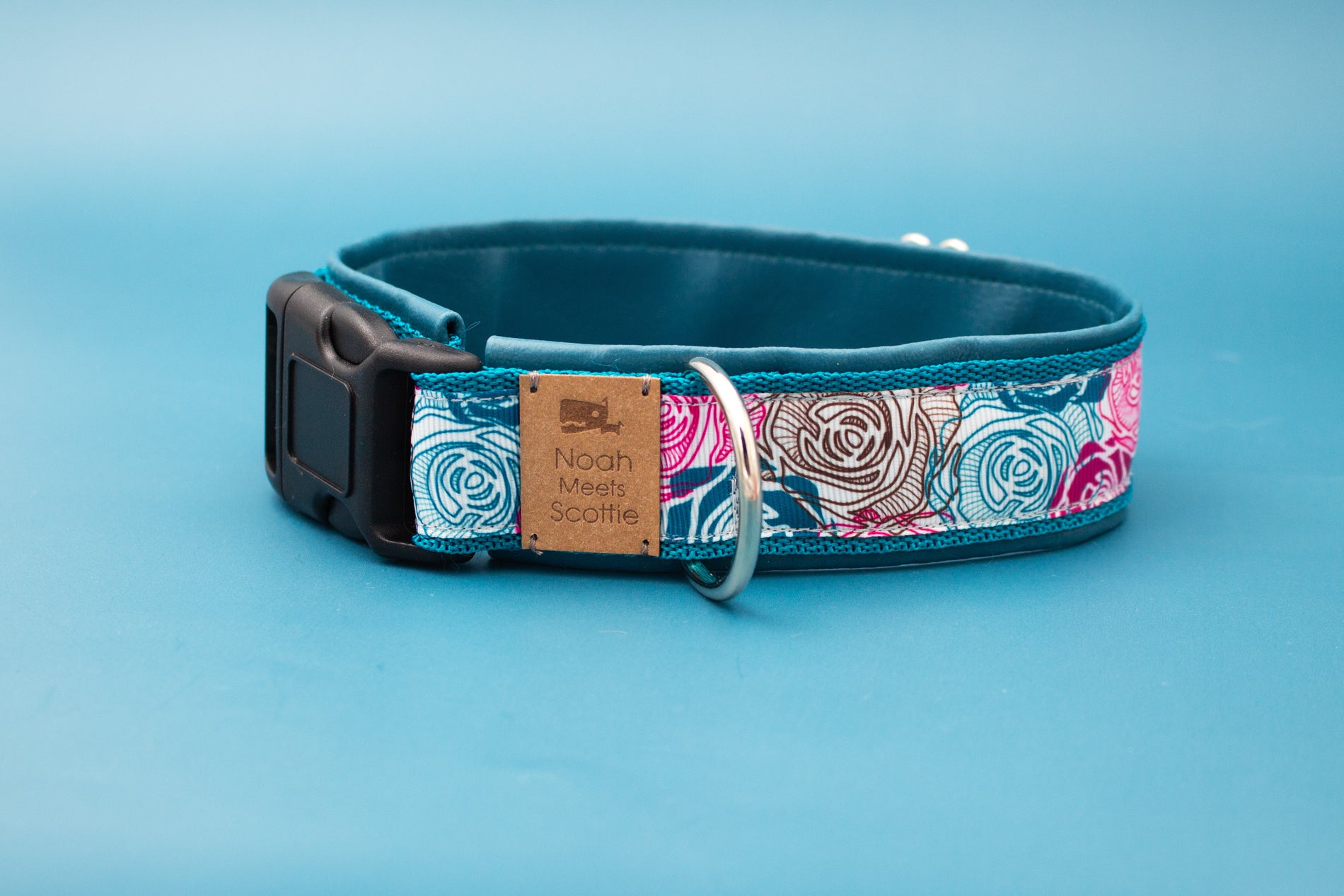 Hundehalsband Kalea, Rosenmuster in Blau, Pink und Braun, elegante Optik