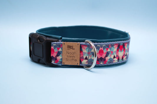 Hundehalsband KAY mit geometrischem Kaleidoskop-Muster in Blau, Pink, Rot und Mint – petrol gefüttert