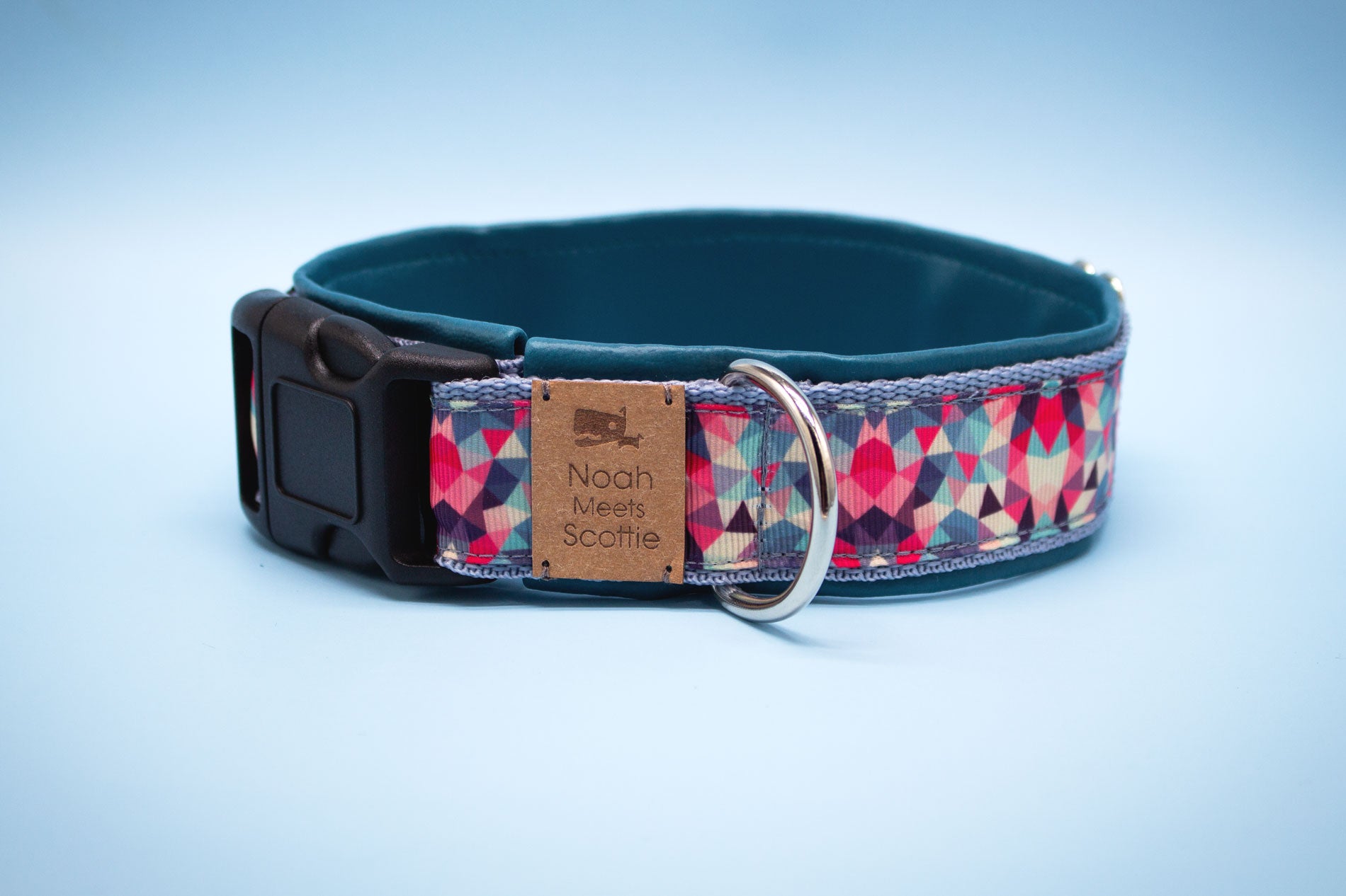 Detail Hundehalsband KAY – buntes geometrisches Muster, modern und kunstvoll