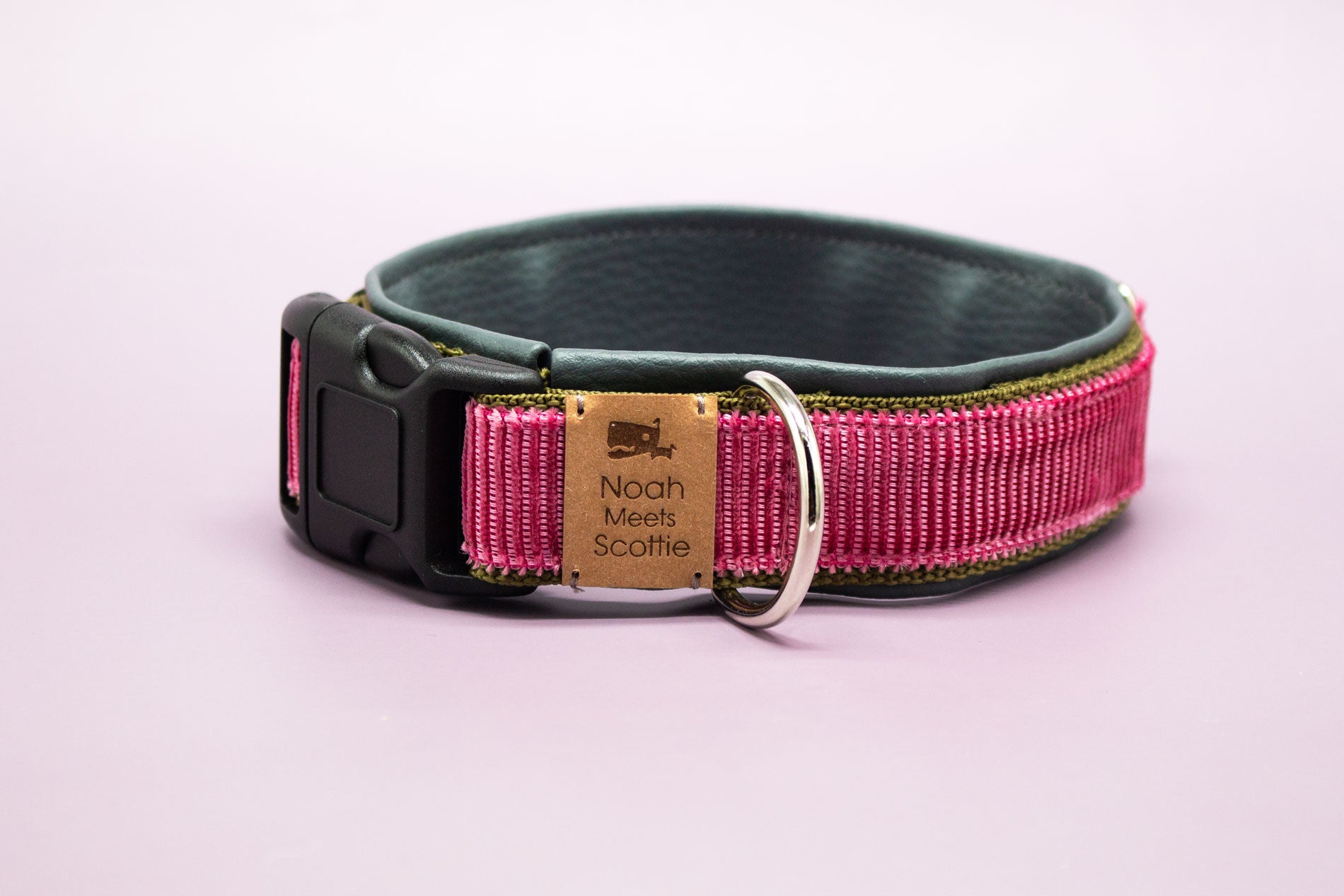 Detailansicht Hundehalsband Kaya – pinker Cordstoff mit Glanz und olivgrünem Kunstlederfutter