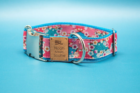 Hundehalsband mit Kirschblüten in Rosa und Türkis, romantisch und verspielt