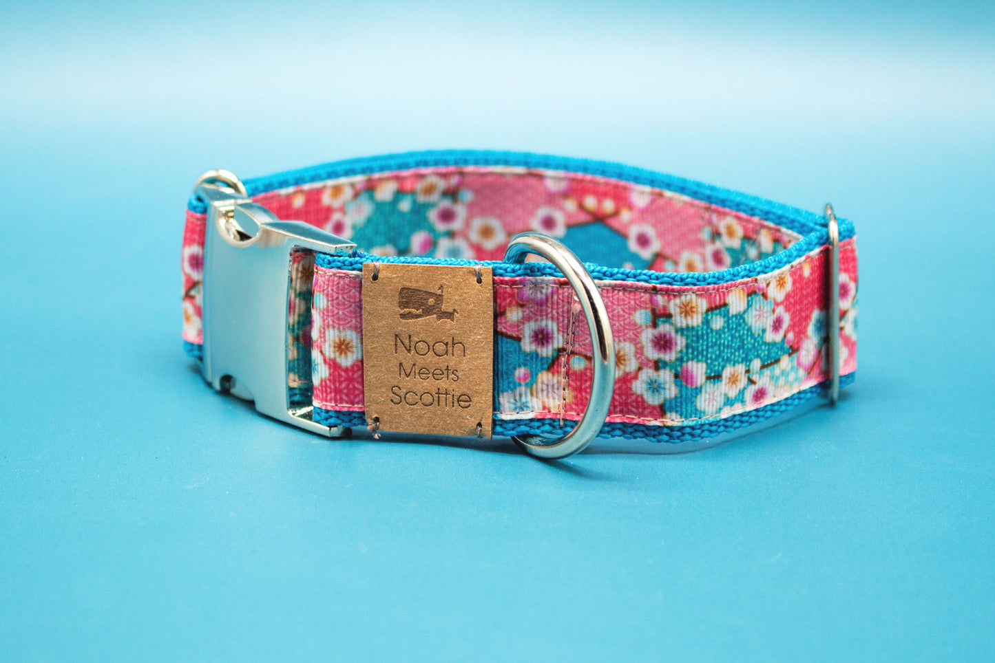 Hundehalsband – rosa-türkisfarbener Stoff mit weißen Kirschblüten, silberfarbene Metallschnalle