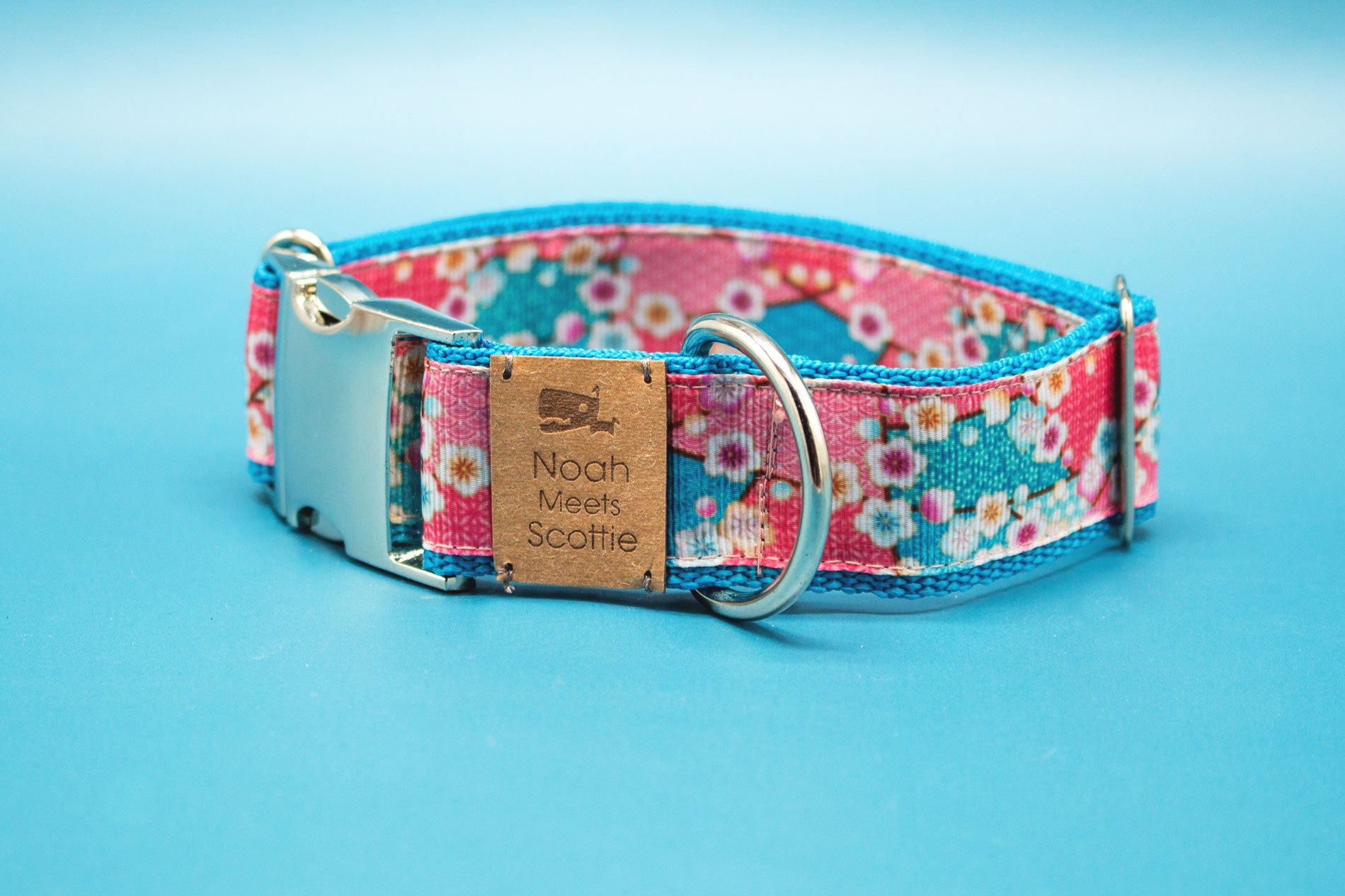 Hundehalsband – rosa-türkisfarbener Stoff mit weißen Kirschblüten, silberfarbene Metallschnalle