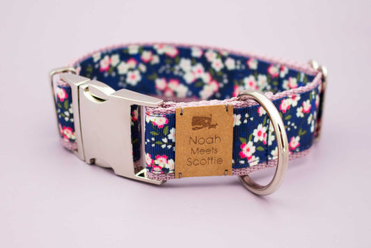 Hundehalsband KIRSCHMOND – Kirschblüten Motiv in Altrosa und Dunkelblau, romantisch, verspielt, robust, verstellbar