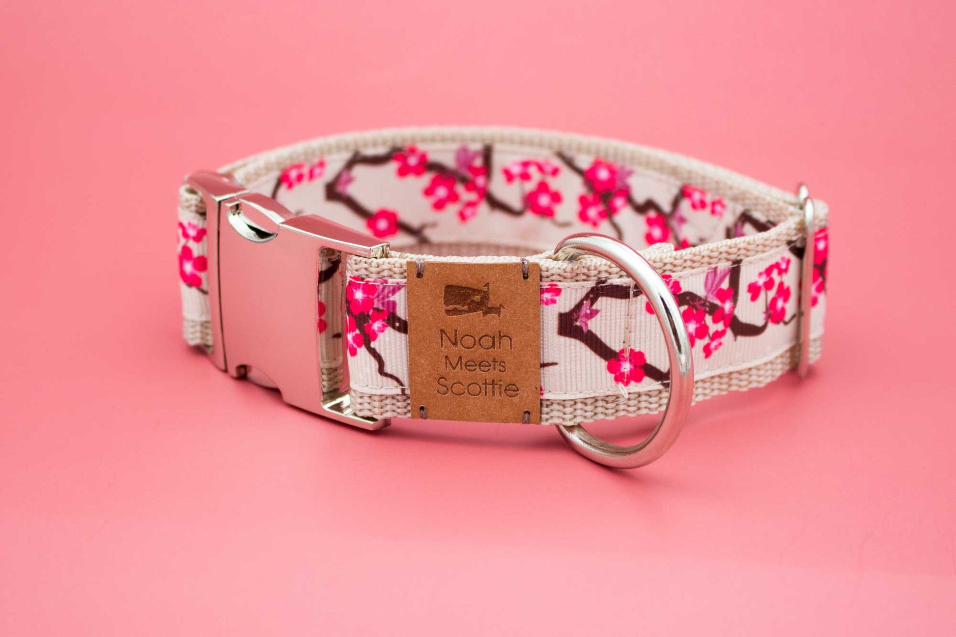 Hundehalsband KIRSCHWIND – romantisches Kirschblütenmuster in Beige und Rosa, verspielt, robust, verstellbar