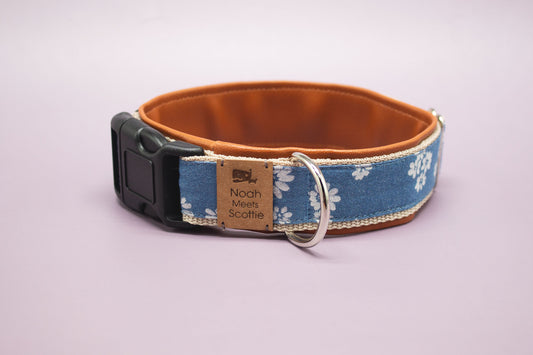 Hundehalsband LENI aus Jeansstoff mit weißen Gänseblümchen und orangefarbener Fütterung