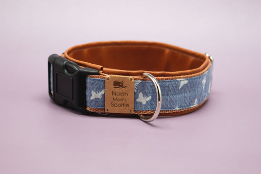 Detailansicht Hundehalsband LET THEM FLY in Jeansblau mit weißen Schmetterlingen und cognacbrauner Fütterung