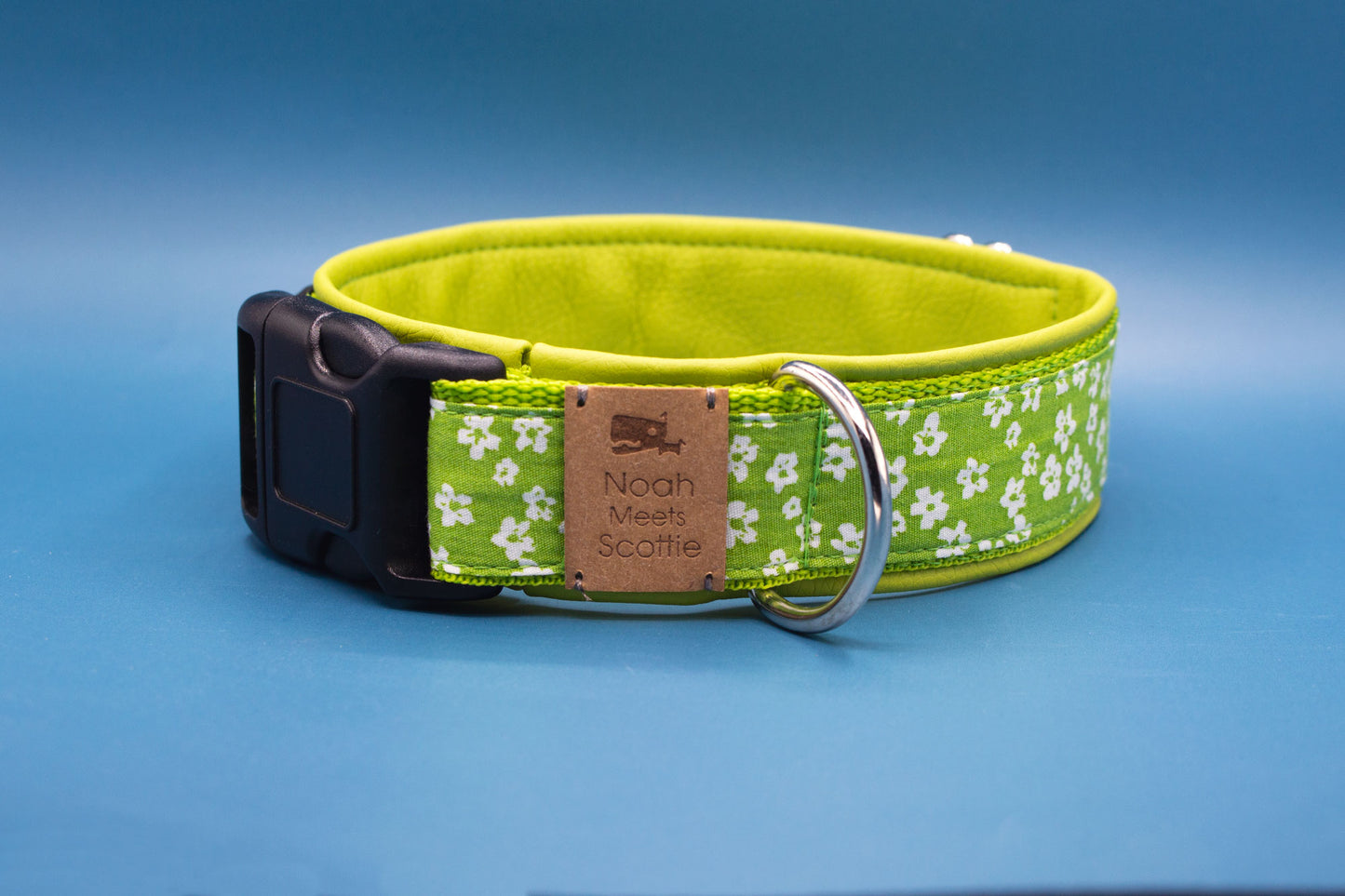 Hundehalsband LILLY – hellgrünes Blumenmuster, verstellbar, mit Kunstleder gefüttert