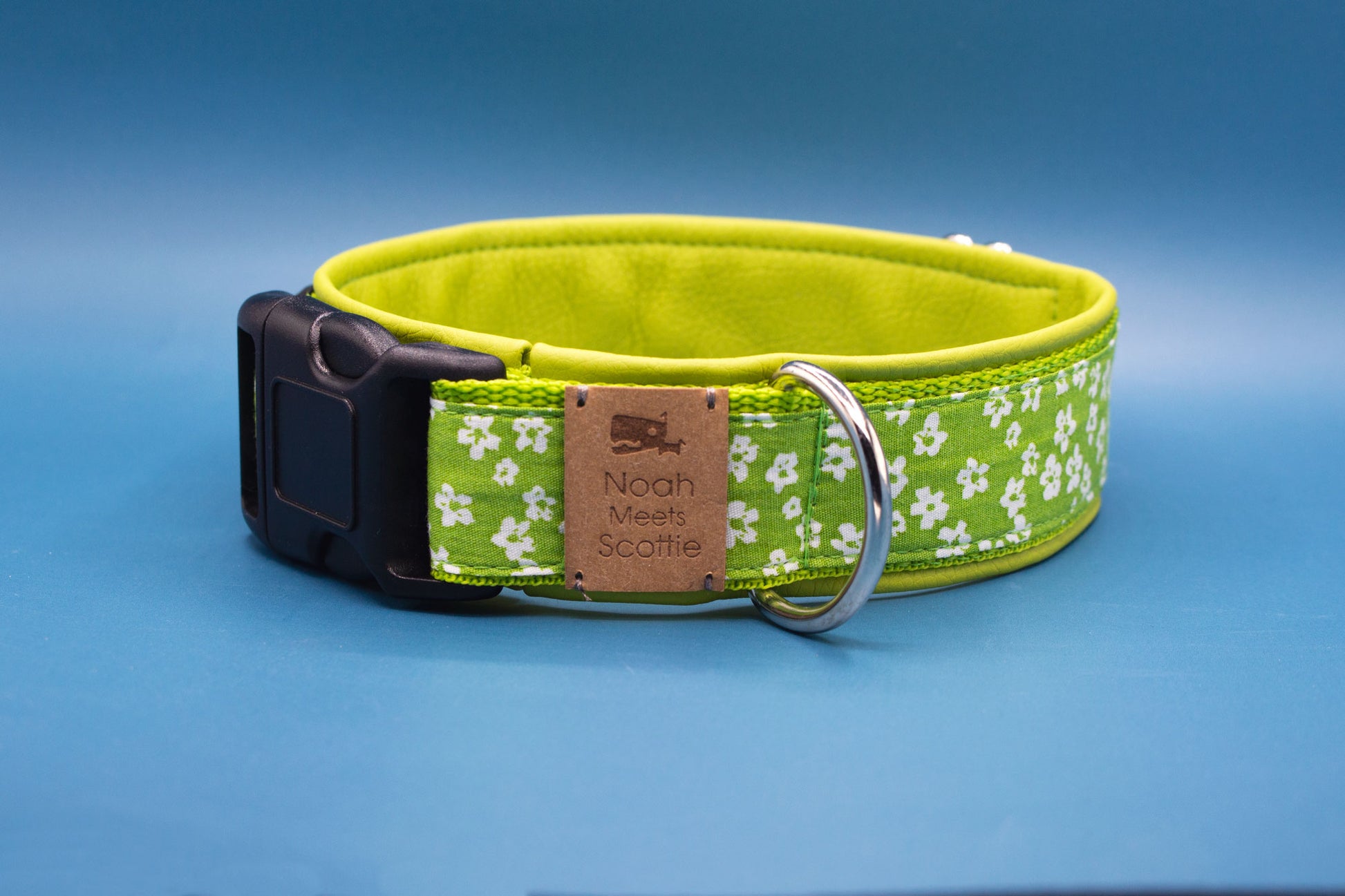 Hundehalsband LILLY – hellgrünes Blumenmuster, verstellbar, mit Kunstleder gefüttert