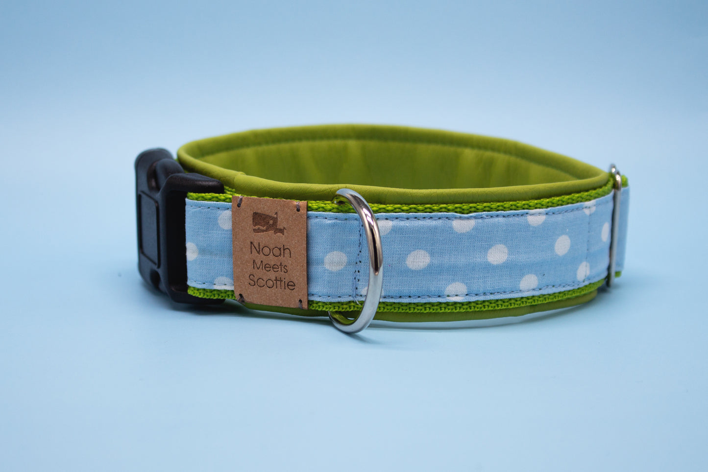 Hundehalsband LIMONA – hellblaues Punkte-Muster, limettengrüne Kante, weich gefüttert, verstellbar, leicht & robust, sommerlich