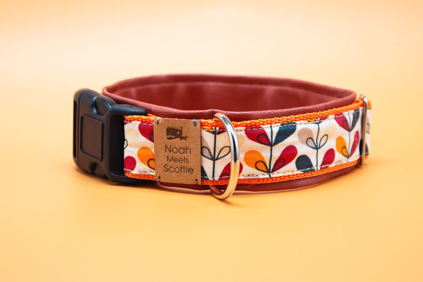 Detailansicht Hundehalsband Lisa mit braunem Kunstlederfutter und herbstlichem Blättermuster