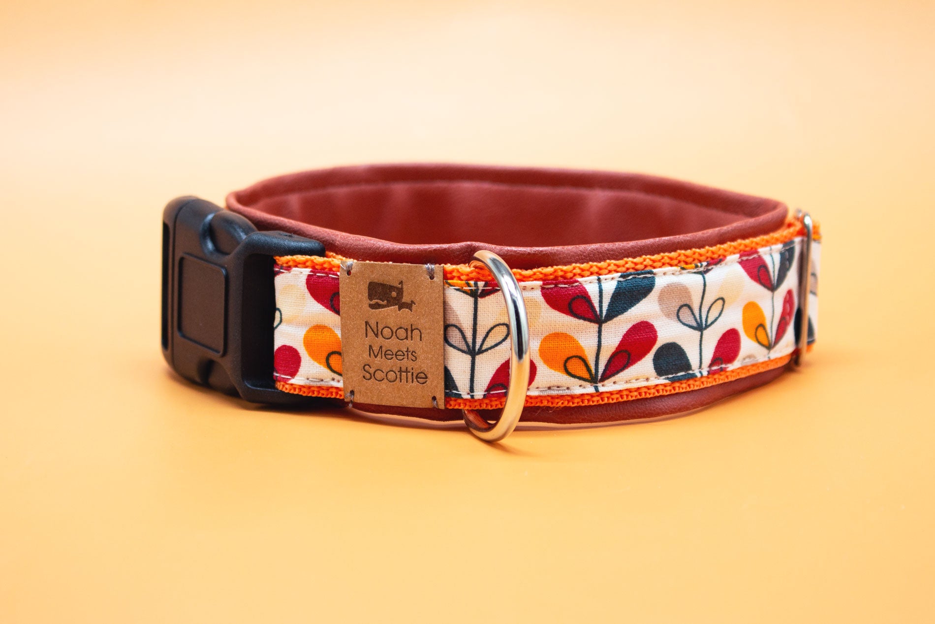 Detailansicht Hundehalsband Lisa mit braunem Kunstlederfutter und herbstlichem Blättermuster