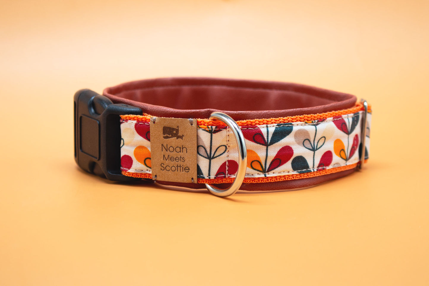 Hundehalsband Lisa – Blättermuster in Orange, Rot und Dunkelblau, herbstlich und stilvoll