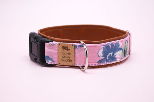 Hundehalsband LOLANA – rosa Stoff mit Hibiskusblüten und dunkelblauen Blumen, tropisches Hawaii-Design