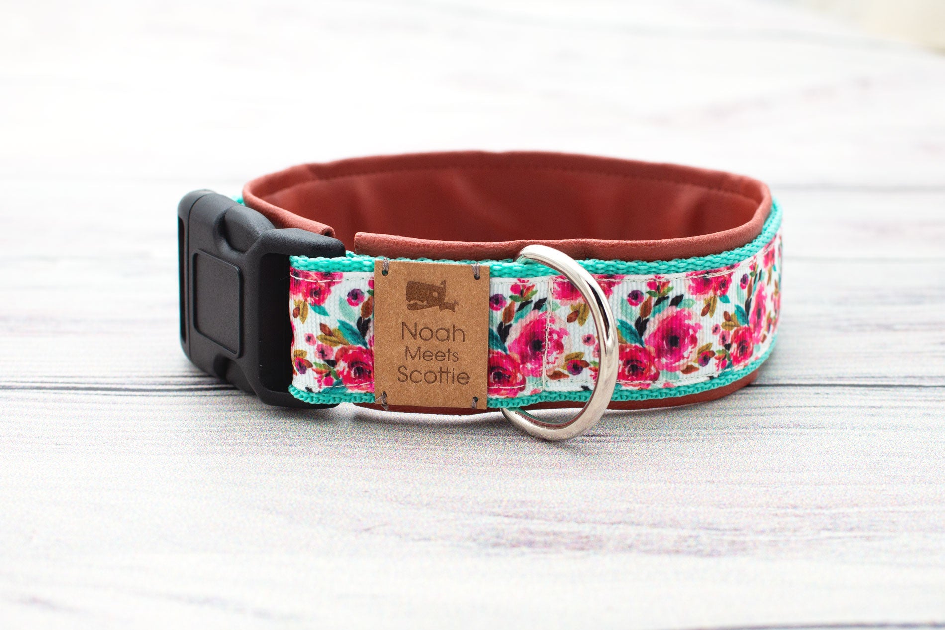 Hundehalsband LOTTE mit weißen Blüten in Rosa und Mint – Frontansicht