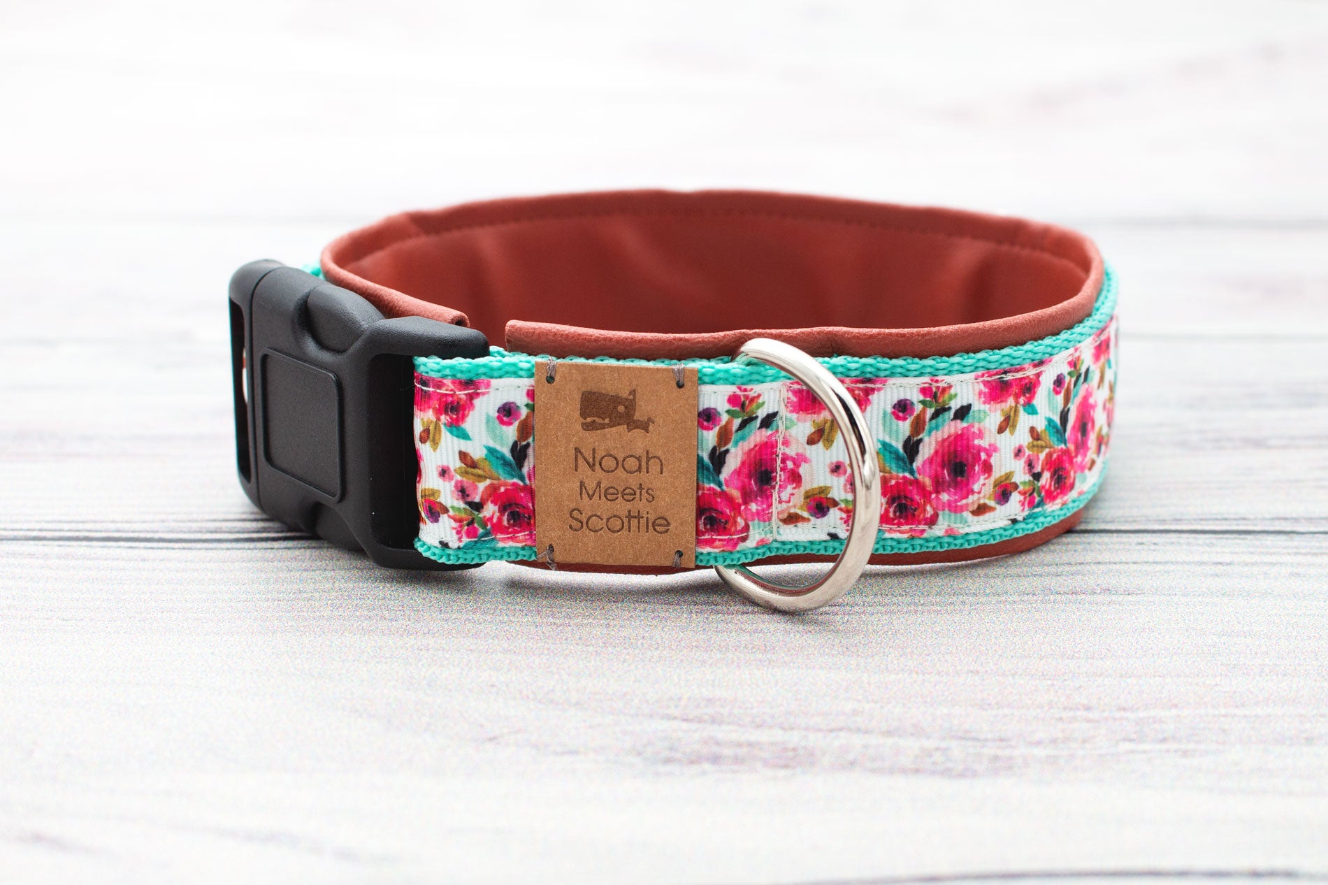 Detailansicht Hundehalsband LOTTE – romantisches Blütenmuster mit cognacbrauner Kunstlederfütterung