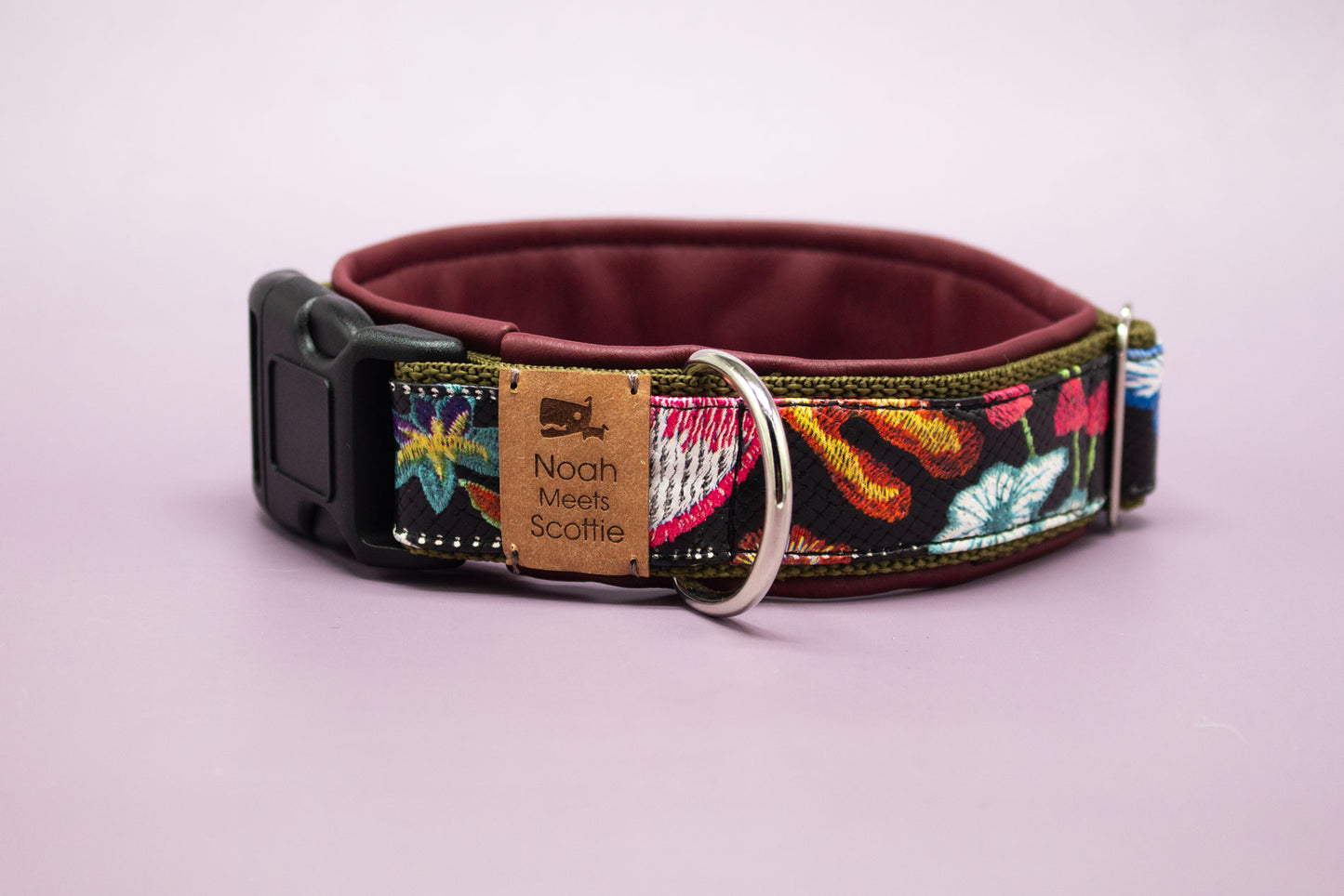 Detailansicht Hundehalsband LYA mit Blumenmuster auf Schwarz, weich gefüttert mit olivgrünem Kunstleder