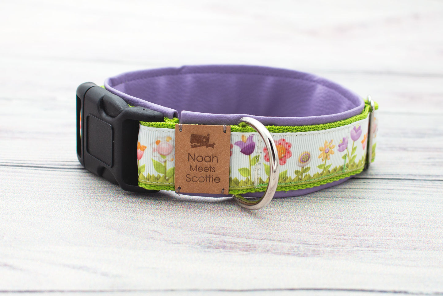 Detailansicht Hundehalsband MAGGIE – buntes Blumenmuster, weich gefüttert mit fliederfarbenem Kunstleder