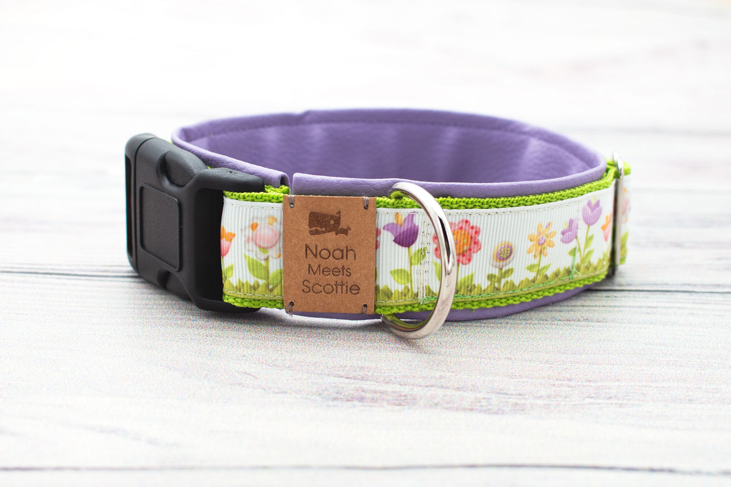 Hundehalsband MAGGIE – Frontansicht, fröhliches Blumenwiesen-Design in Hellgrün und Flieder
