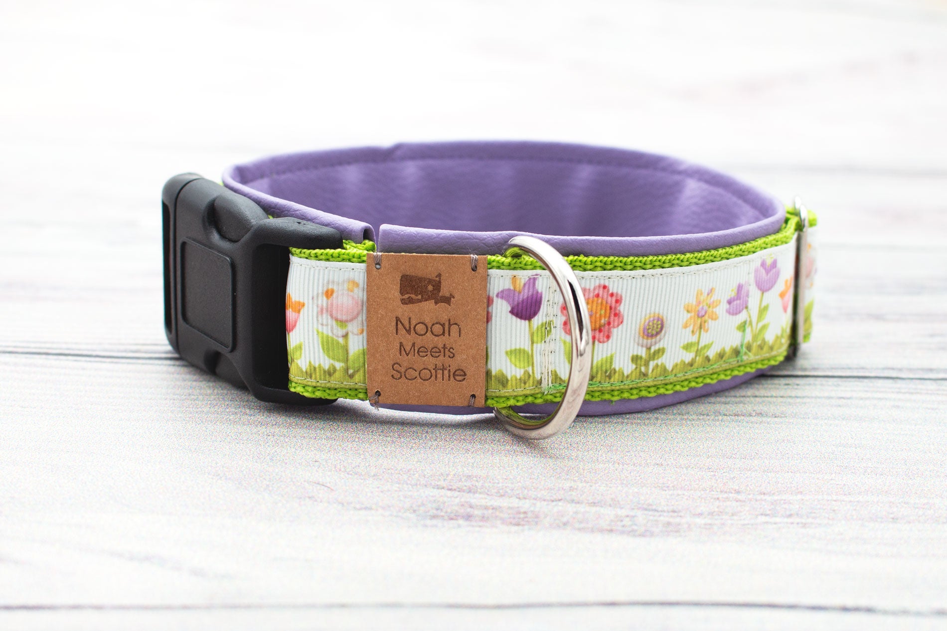 Hundehalsband MAGGIE – Frontansicht, fröhliches Blumenwiesen-Design in Hellgrün und Flieder