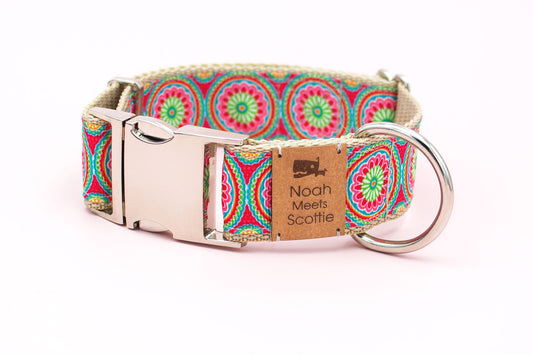 Hundehalsband mit Mandala-Muster in Rot, Blau, Grün und Beige, verstellbar und robust