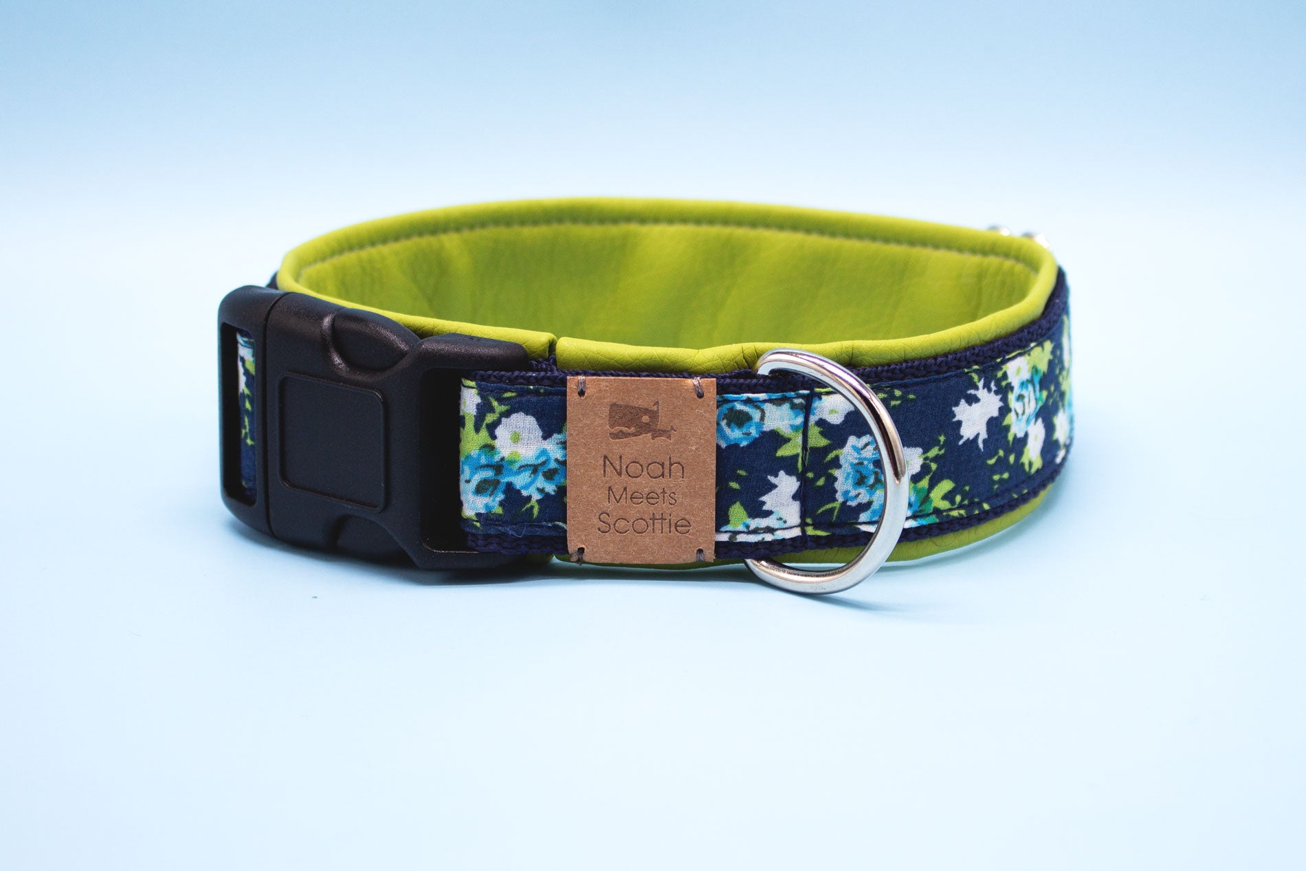 Detailansicht Hundehalsband MARIE – romantisches Blumenmuster, weich gefüttert mit hellgrünem Kunstleder