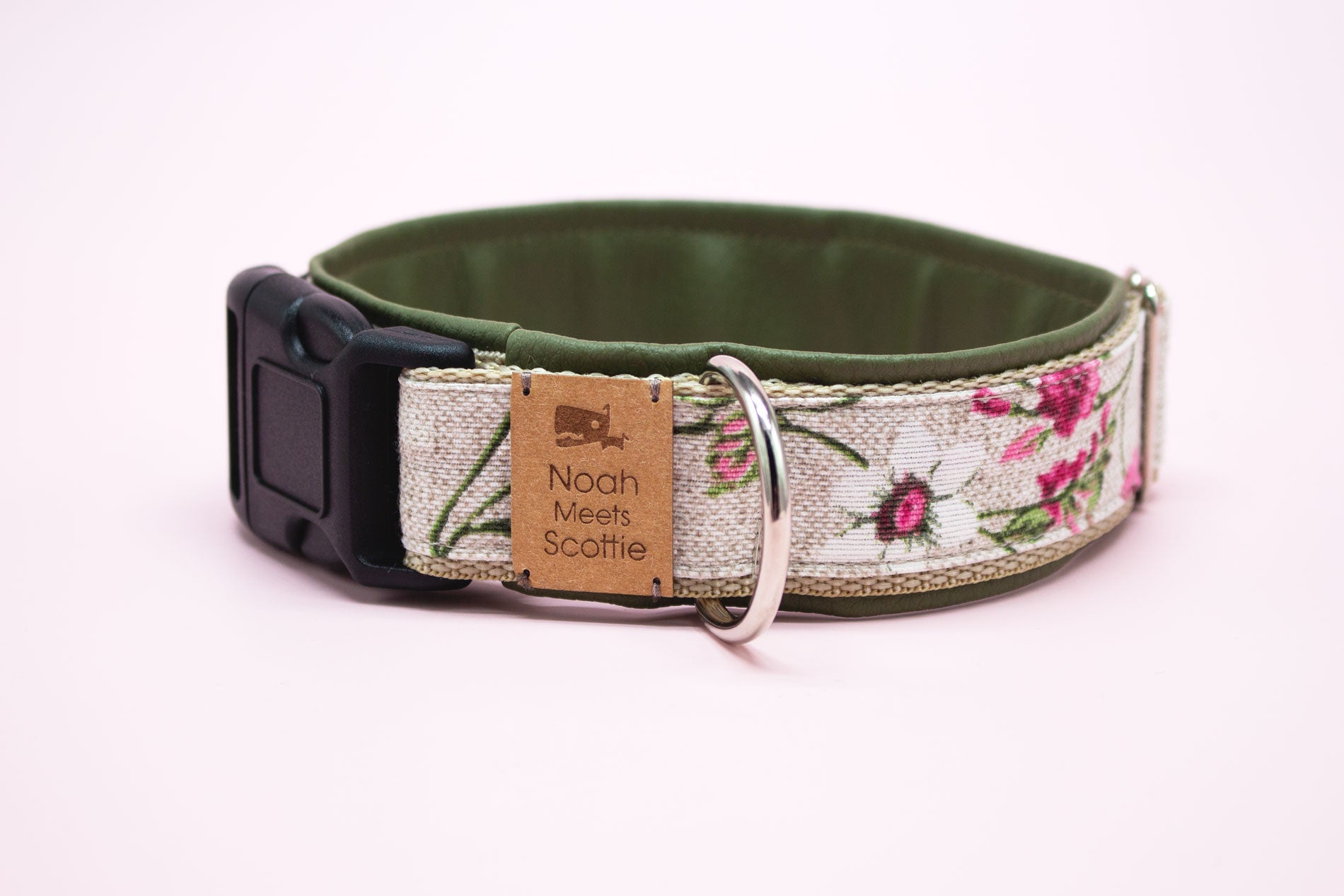 Hundehalsband Marla aus Leinen mit weiß-pinkem Blumenmuster und olivgrünem Kunstleder