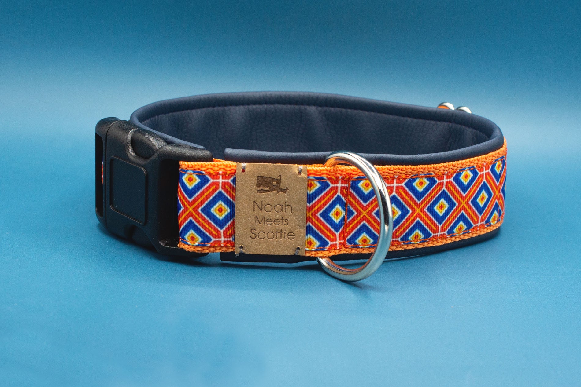 Detailansicht verstellbares Hundehalsband MARTY mit dunkelblauem Kunstleder