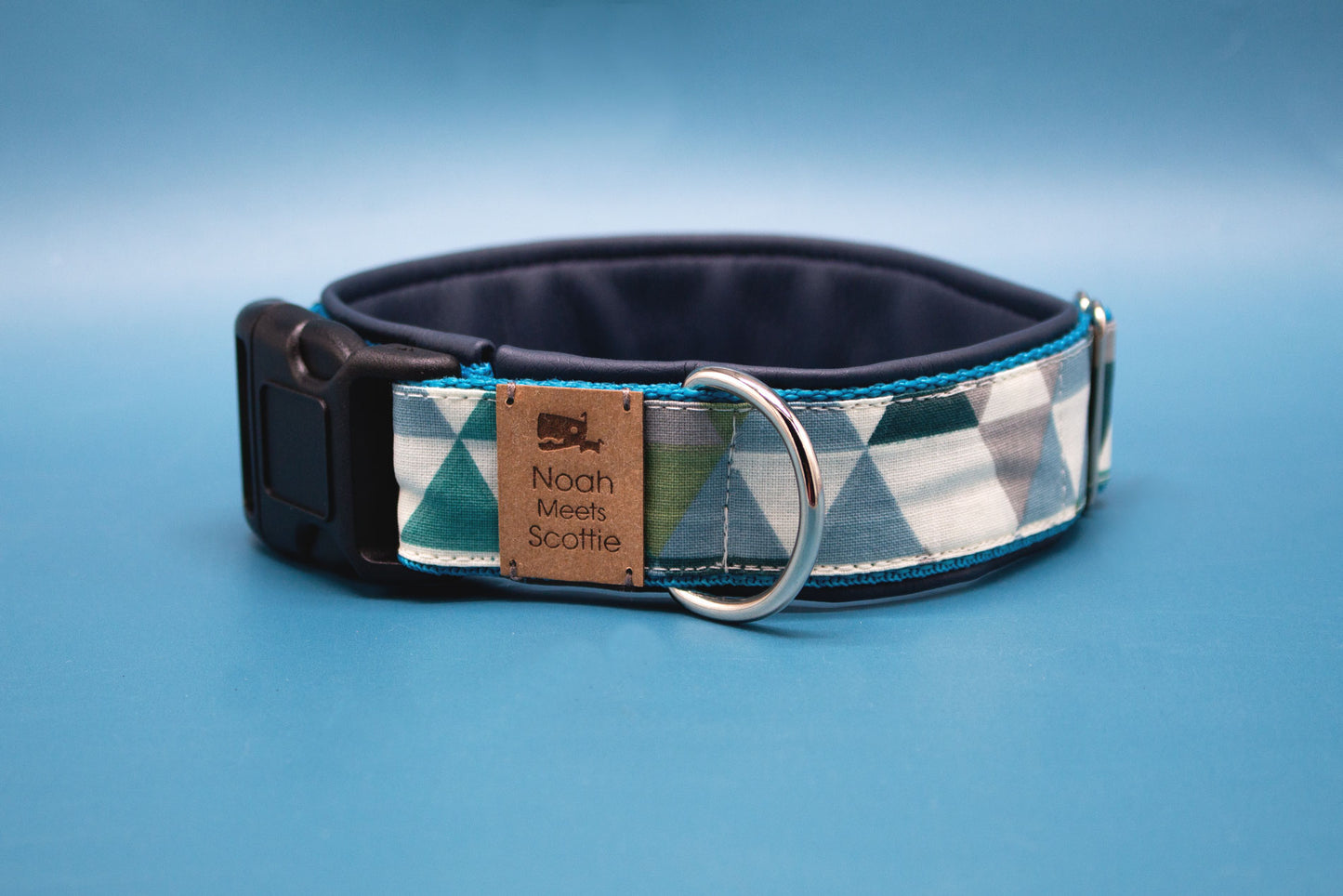 Detailansicht Hundehalsband MATTI – geometrisches Muster in Blau, Grün und Grau, weich gefüttert in Rauchblau