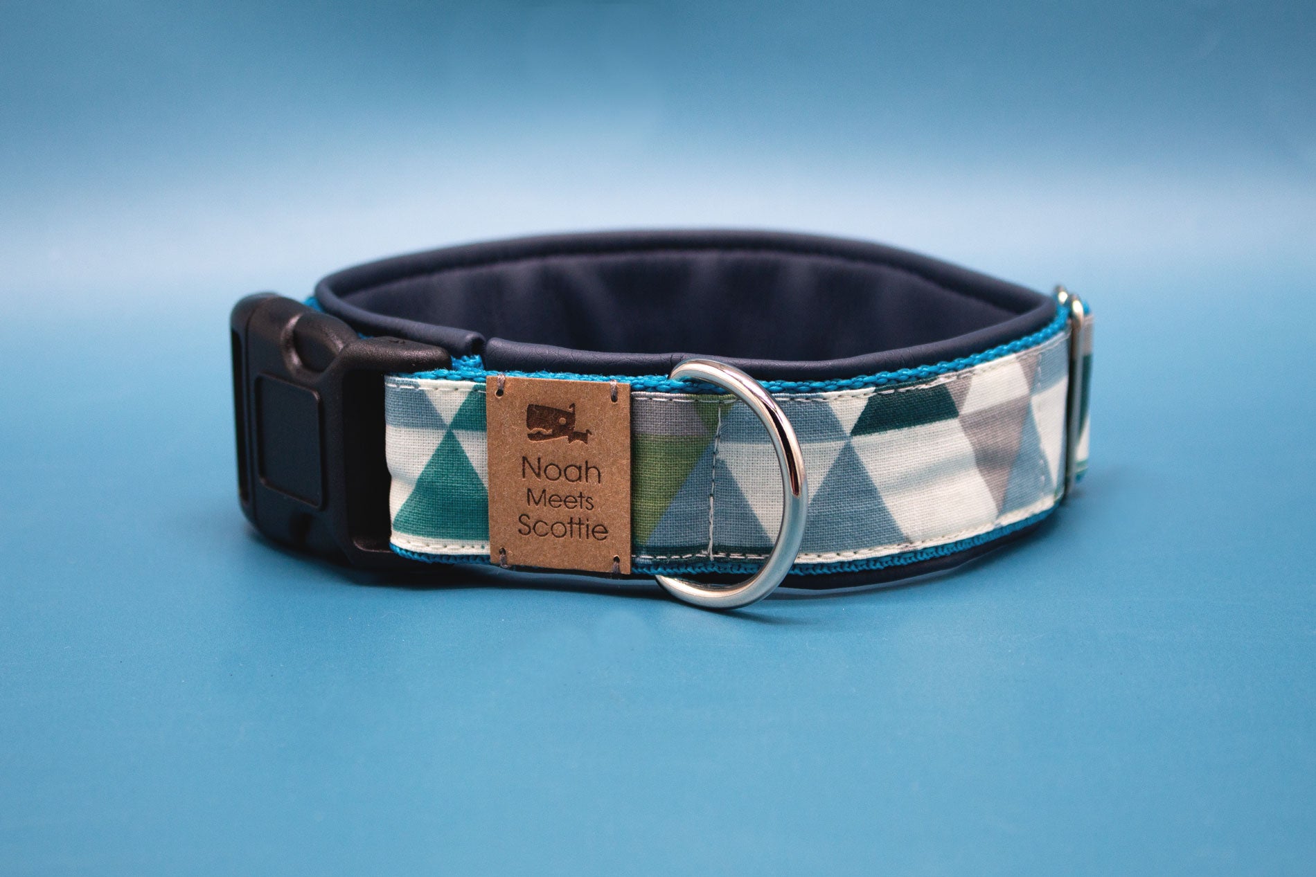 Detailansicht Hundehalsband MATTI – geometrisches Muster in Blau, Grün und Grau, weich gefüttert in Rauchblau