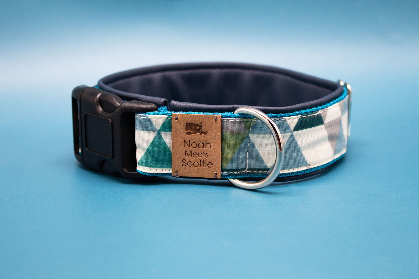 Hundehalsband MATTI – modernes geometrisches Dreiecksmuster in Blau und Grau, verstellbar und stilvoll