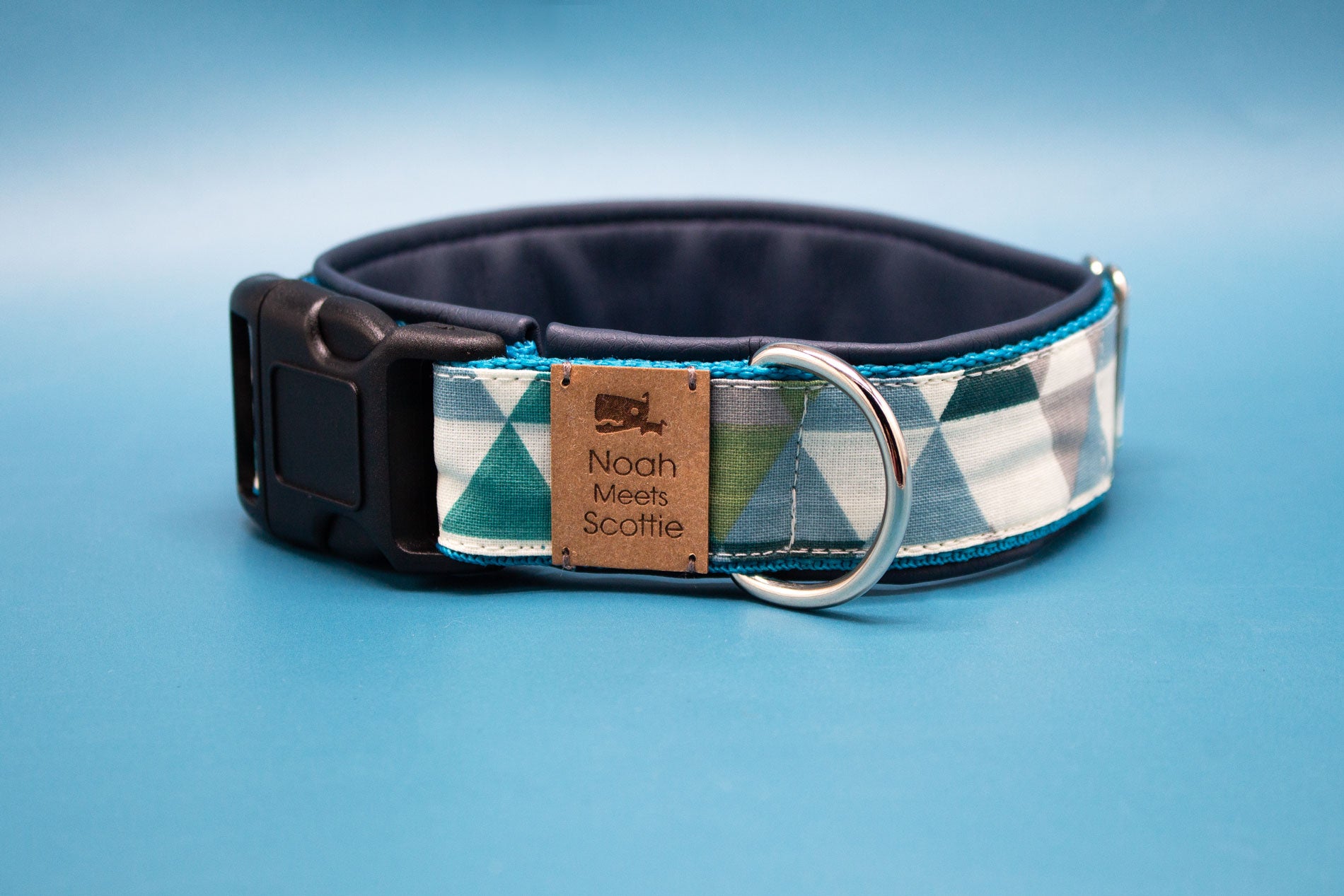 Hundehalsband MATTI – modernes geometrisches Dreiecksmuster in Blau und Grau, verstellbar und stilvoll