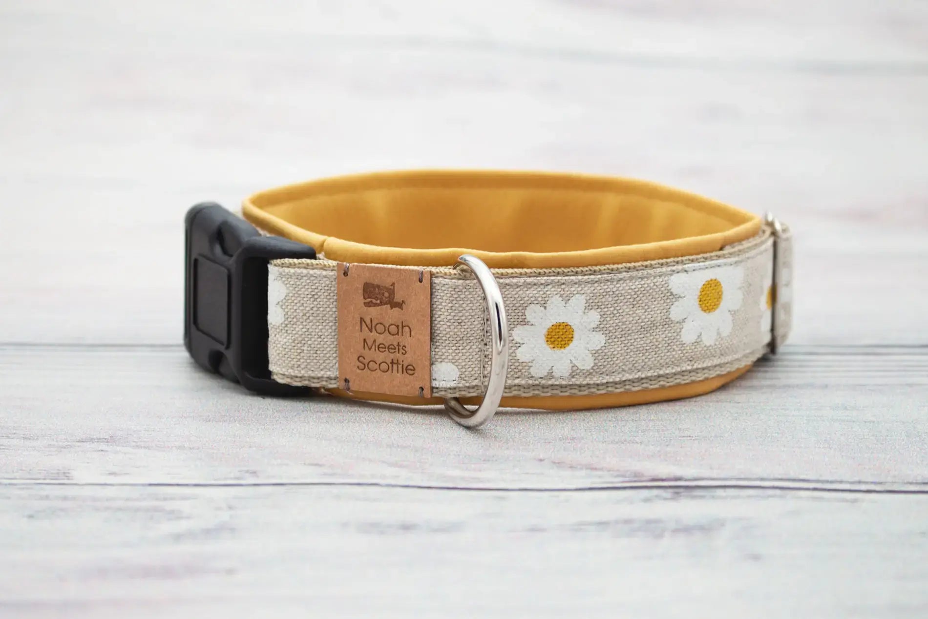 Hundehalsband Mavie in Beige mit zarten Gänseblümchen und senfgelbem Kunstleder
