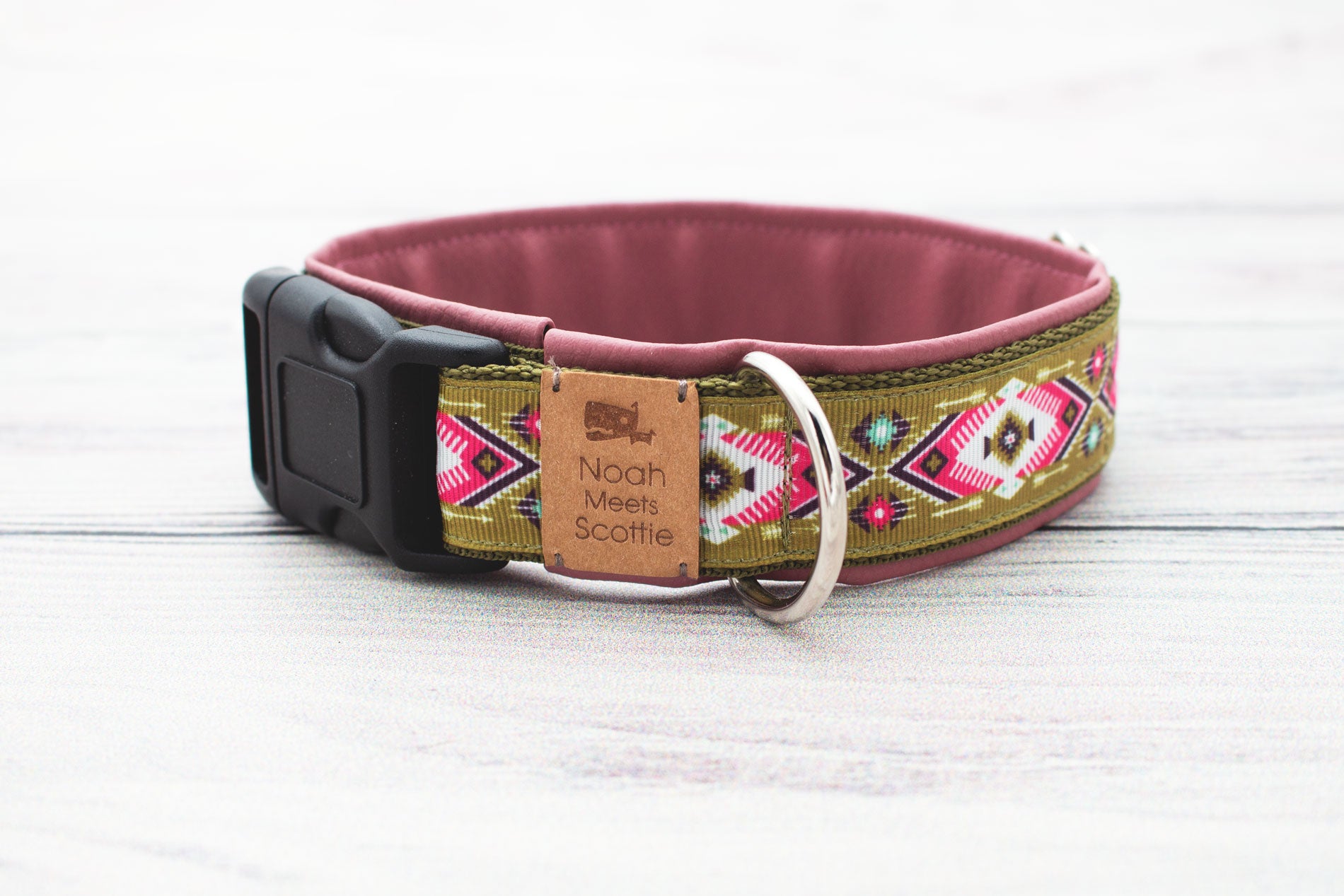 Detailansicht Hundehalsband MAYA mit geometrischem Muster und altrosa Polsterung
