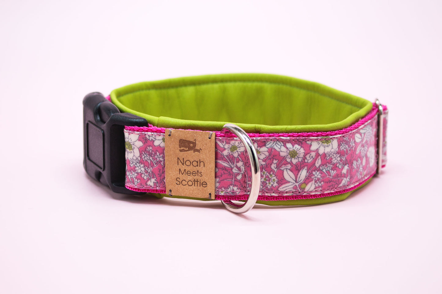 Detail Hundehalsband MAYLA – pinkfarbener Stoff mit weißen Blüten und hellgrüner Kunstlederfütterung
