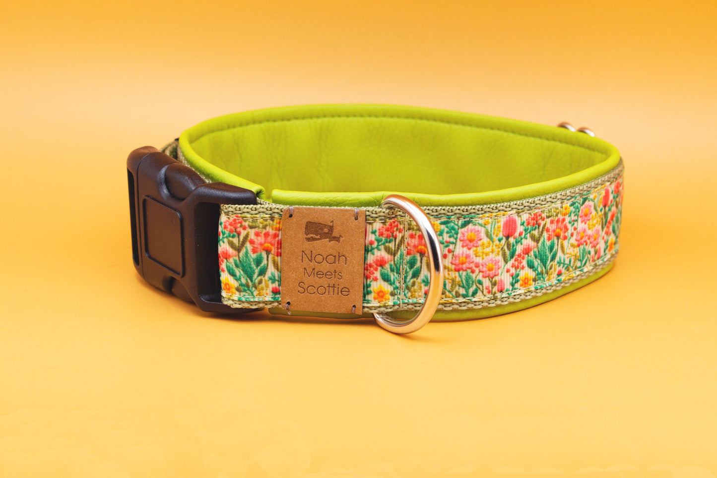 Detailansicht Hundehalsband Meadow, gepolstert, Blumenwiesen-Design mit hellgrünem Kunstleder