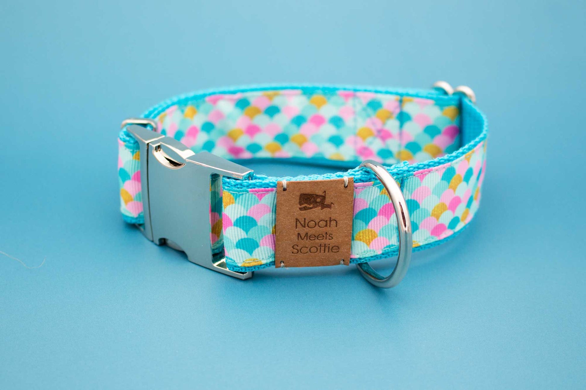 Detail Hundehalsband MEERESBRISE – maritimes Schuppenmuster, fröhlich und sommerlich