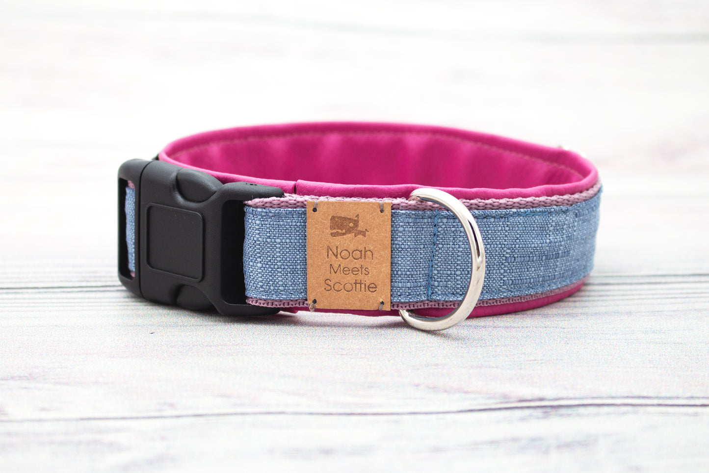Detailansicht Hundehalsband METTE – schlichtes Design in Blau, weich gefüttert mit Rosa