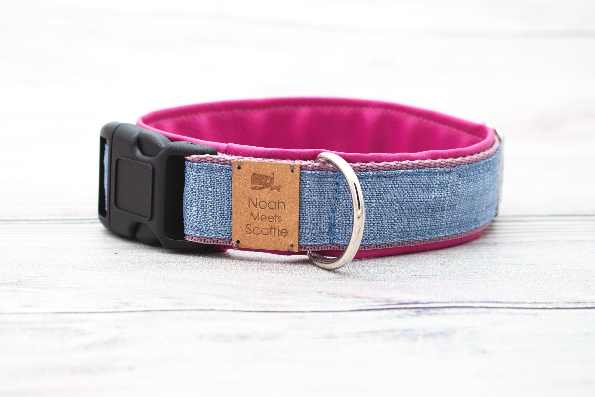 Seitenansicht Hundehalsband METTE – minimalistisches Hundehalsband in Blau und Rosa