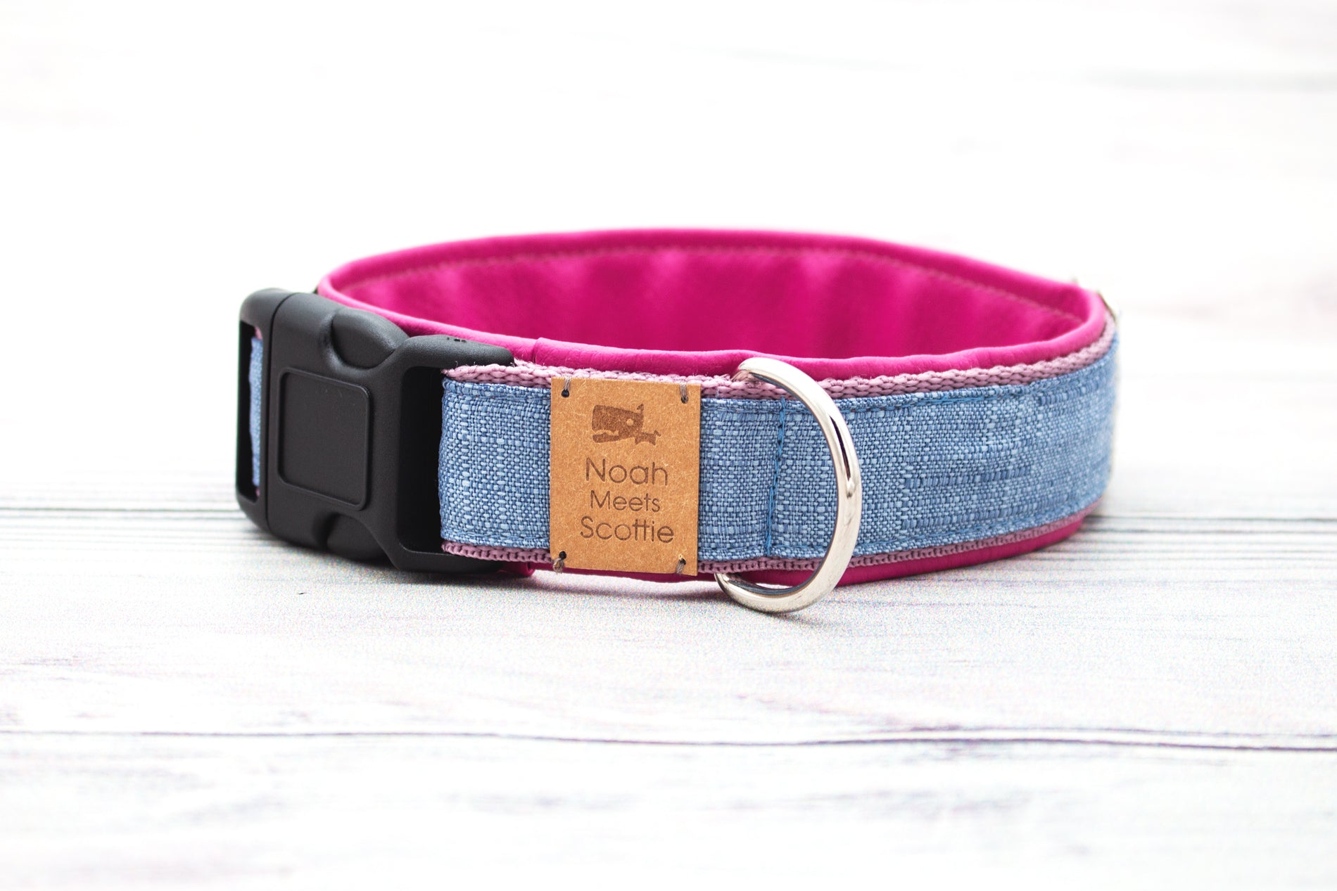 Nahaufnahme Hundehalsband METTE – robuster Stoff in Jeansoptik mit weichem Kunstleder