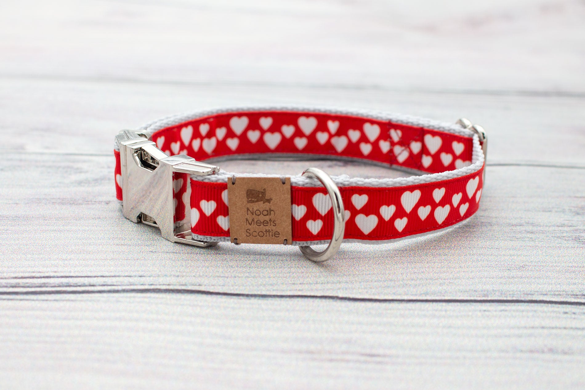 Hundehalsband MIA – roter Stoff mit niedlichen Herzen auf Gurtband, silberfarbene Metallschnalle