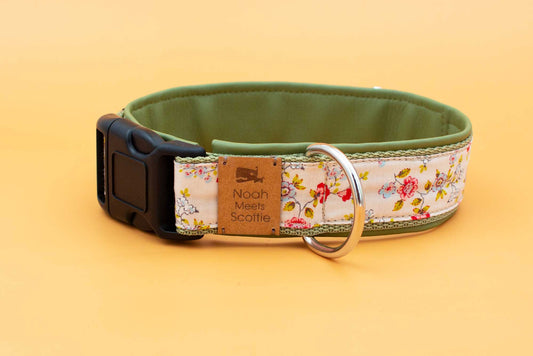 Hundehalsband MILLY mit romantischem Blumenmuster in Rosa und Grün – Frontansicht