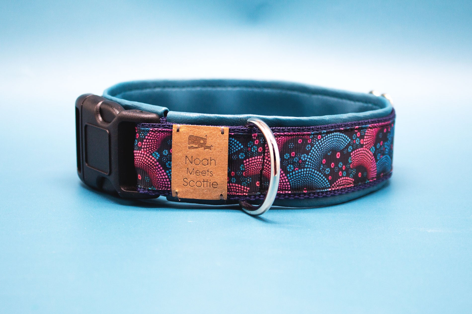 Hundehalsband MILO mit abstraktem Wellenmuster in Schwarz, Blau und Pink